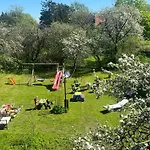 Leete Residence- 3br Family Friendly With Huge Garden&free Parking Апартаменти *