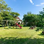 Апартаменти Leete Residence- 3br Family Friendly With Huge Garden&free Parking *