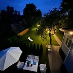 Leete Residence- 3br Family Friendly With Huge Garden&free Parking Апартаменти *