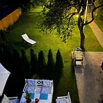 Leete Residence- 3br Family Friendly With Huge Garden&free Parking Апартаменти *