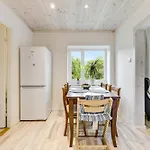 Leete Residence- 3br Family Friendly With Huge Garden&free Parking Апартаменти *